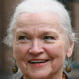 Eva-Maria Hagen 飾演 Lena Braake