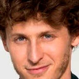 Nicolás Coronado 飾演 Álex