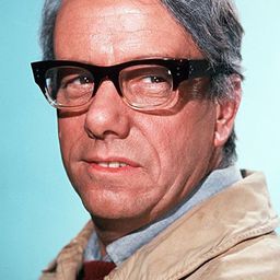 Harold Goodwin 飾演 Parcels Clerk (uncredited)