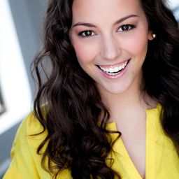 Suki Lopez 飾演 Nina