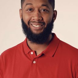 Ari Brisbon 飾演 Officer Hunter