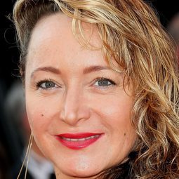 茱莉·菲里 飾演 Betty