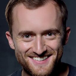 Sergey Godin 飾演 Arkadiy Vayspapir