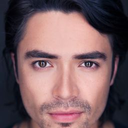 Adam Saunders 飾演 Esparto