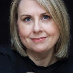 Maxine Evans 飾演 Mrs. Buckle