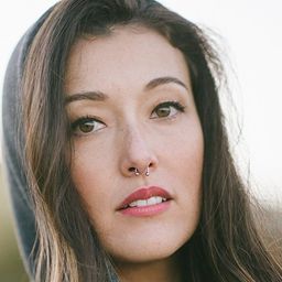 Yoshie Bancroft 飾演 Sasha