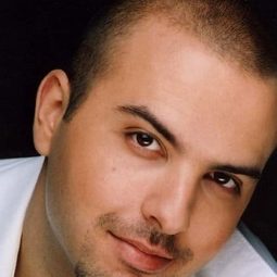 Enrico Natale 飾演 Officer Michael Rossi