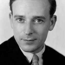 Leslie French 飾演 Travel Agent