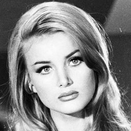 Barbara Bouchet - I Tarantiniani演員 飾演Self