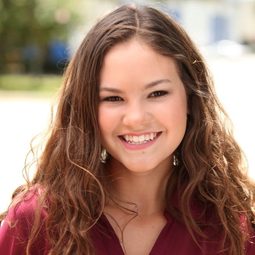 阿弗瑞·阿倫德斯 飾演 Bailey Andrews