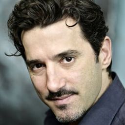 Fabrizio Giannini 飾演 Questore