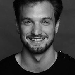 Àlex Batllori 飾演 Young servant