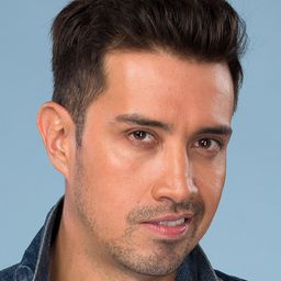 Héctor Morales 飾演 Young Man