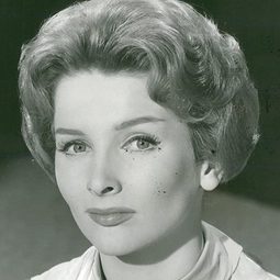 Millicent Martin 飾演 Mrs. De Salis