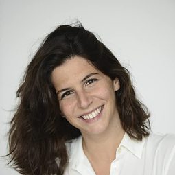 Cleia Almeida 飾演 