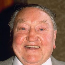 Arthur Mullard 飾演 Sam