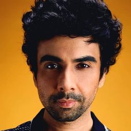 Naveen Kasturia 飾演 Dulal
