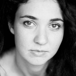 Olivia Algazi - Cycling with Molière演員 飾演Mrs. Ramirez