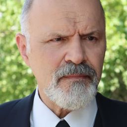 Nikos Chatzopoulos 飾演 Ilias