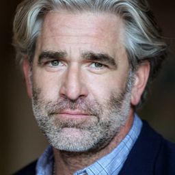 Matt Walton 飾演 Marty