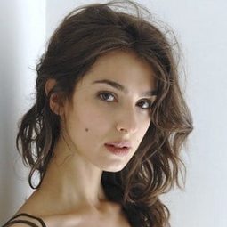 史黛拉·艾吉托 飾演 Emma