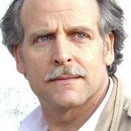 Enzo Saturni - 班裏最後一個人演員 飾演Mario