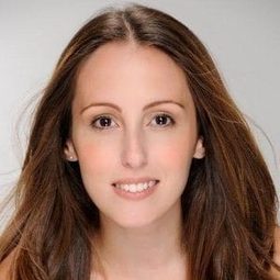 盧安娜·瑪陶 - 無濾真女子演員 飾演Laura