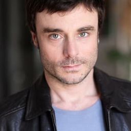 Jérôme Varanfrain 飾演 Employé location de voitures