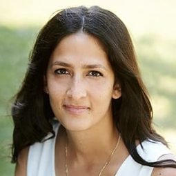 Yassmina Karajah - 孤海沙堡編劇