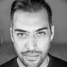 Ramón Medína 飾演 Marco