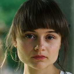 Lena Urzendowsky 飾演 Angelika