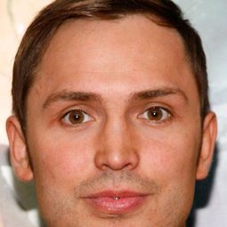 Igor Zaripov 飾演 The Aerialist