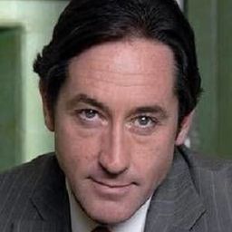 勞勃·卡文納 飾演 Captain Tombs