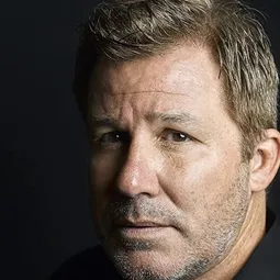 賴瑞·彭德克斯特 飾演 Simon Mitchell