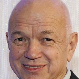 Jörg Hube 飾演 Oberregierungsrat