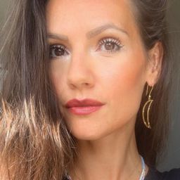 Lise Koefoed 飾演 Louise