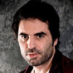 Sebastián Blanco 飾演 Pinche Tino