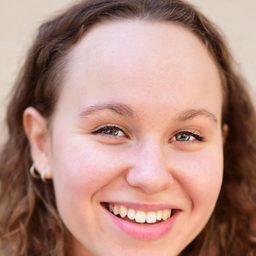 Sage Spielman 飾演 Laverne