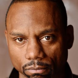 Nasir Rahim 飾演 Jonathan