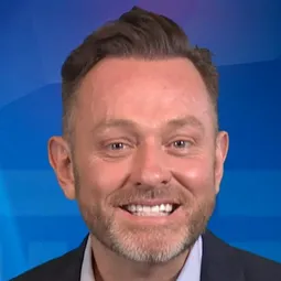 Mike Goldman 飾演 Orca World Announcer