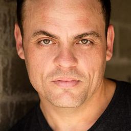 Brad McMurray 飾演 Thug