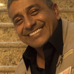 Carlos Valencia 飾演 Kleber