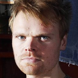 Richard Riddell 飾演 Rob