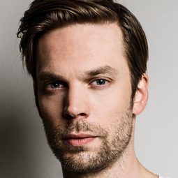 Mikko Nousiainen 飾演 Ari Heinonen