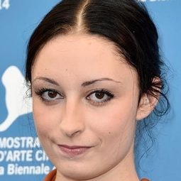 艾瑞兒·荷姆斯 - 美國甜心演員 飾演Pagan