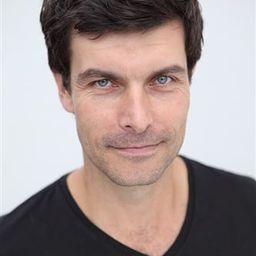 Christophe Paou 飾演 Professor