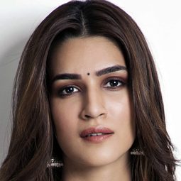 珂莉提·薩農 飾演 Saumya / Shailee