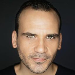 Gürgen Öz 飾演 Erkut