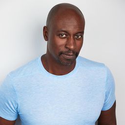 Ben Afful 飾演 Ron