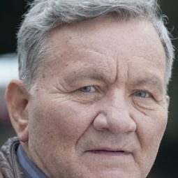 Klaus Manchen - 歡樂酒吧演員 飾演Klaus